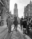 880046 Afbeelding van burgemeester H.J.L. Vonhoff op de trappen voor het Stadhuis (Stadhuisbrug 1) te Utrecht, waar hij ...